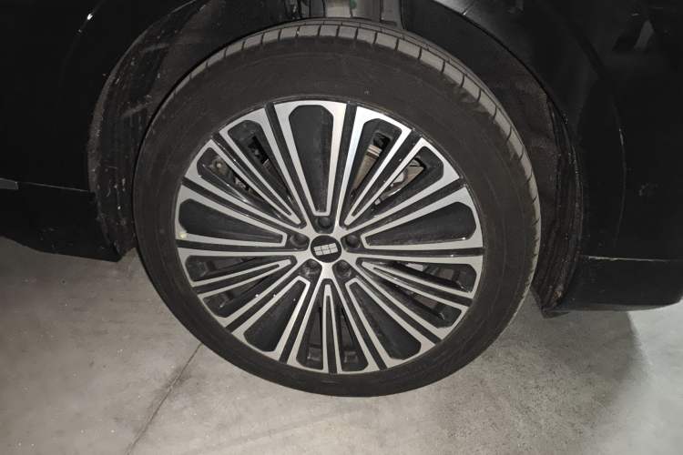 Used Geely Galaxy M9 2025 Model 210km Four-Wheel-Drive Leading Edition
