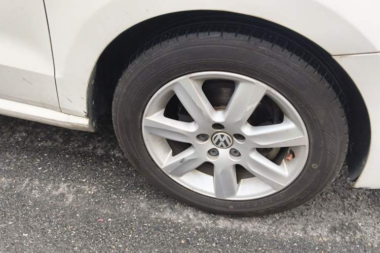 Used Volkswagen Polo 2013 1.4L Automatic Comfort Edition Right Front Wheel Hub