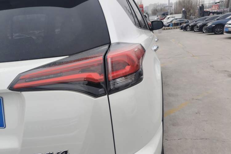 Used Toyota RAV4 2018 2.0L CVT Two-Wheel Drive Fashion X Edition