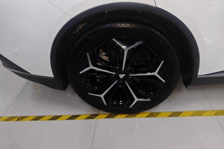 Used Deepal L07 2024 230Max Qiankun Intelligent Driving ADS SE Range-Extended Version Right Rear Wheel Hub