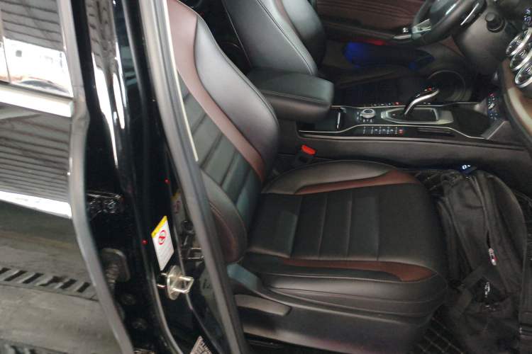 Used Wey VV5 2021 1.5T Two-Wheel Drive Color Pioneer Right Front Seat