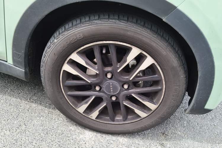 Used Chery QQ Little Ant 2022 Restyled Version Sweet Pink Edition Low-Sugar Version Lithium Iron Phosphate Battery 30.7 kWh 30 kW 301 km Right Front Wheel Hub