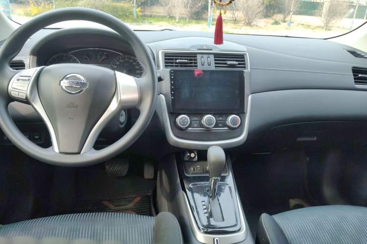 Used Nissan Tiida 2024 1.6L CVT Cool Dynamic Edition Center Console