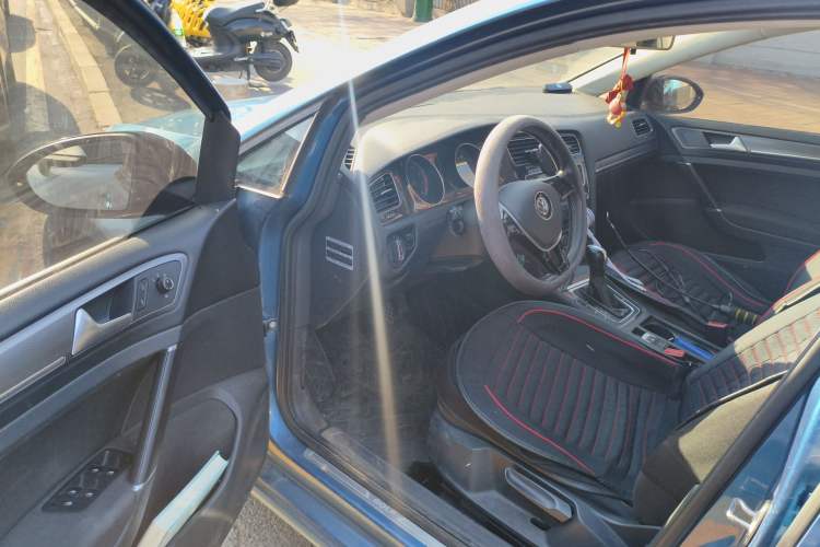 Used Volkswagen Golf 2017 1.6L Automatic Comfort Million-Vehicle Anniversary Edition
