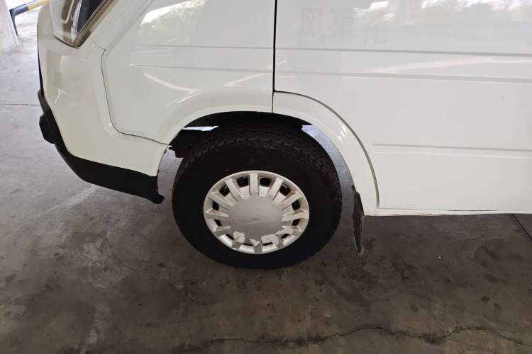 Used JMC Transit 2017 2.8T Commercial Version Short Wheelbase Mid-Roof 6/7/8-Seater JX493 Left Front Wheel Hub