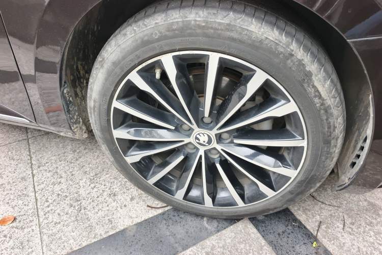 Used Skoda Superb 2016 TSI330 DSG Smart Drive Edition Right Front Wheel Hub