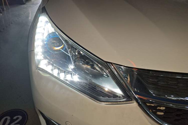 Used BYD Song New Energy 2017 Song DM 1.5TID All-Wheel Drive Luxury Model Right Front Headlight
