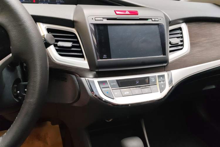 Used Honda Jade 2013 1.8L automatic Comfort version 5 seats Audio And AC Panel