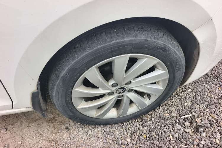 Used Skoda Rapid 2018 1.6L Automatic Comfort Edition Right Rear Wheel Hub