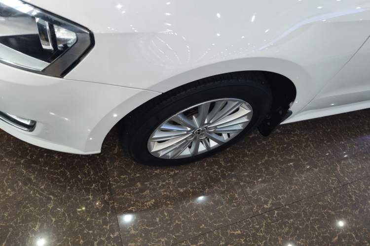 Used Volkswagen Gran Lavida 2013 1.4 TSI Automatic Comfort Model Exterior 4