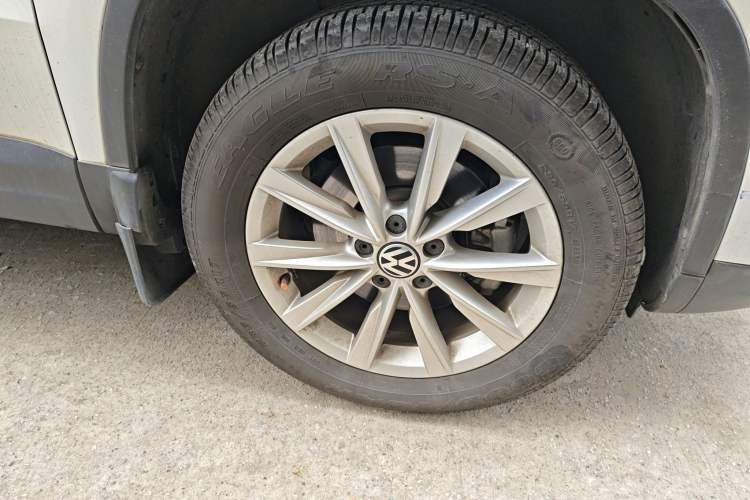 Used Volkswagen Tiguan 2016 280TSI Automatic Two-Wheel-Drive Silk Road Style Edition Right Front Wheel Hub