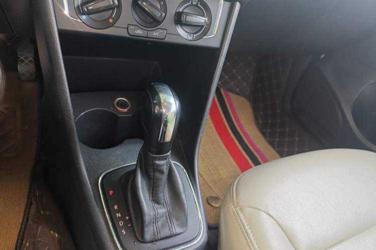 Used Volkswagen Polo 2014 1.6L Automatic Comfort Edition Gear Lever