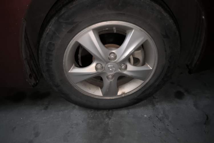 Used Hyundai Verna (older generation) 2010 Sedan 1.4L Automatic Fashionable GT Model Right Front Wheel Hub