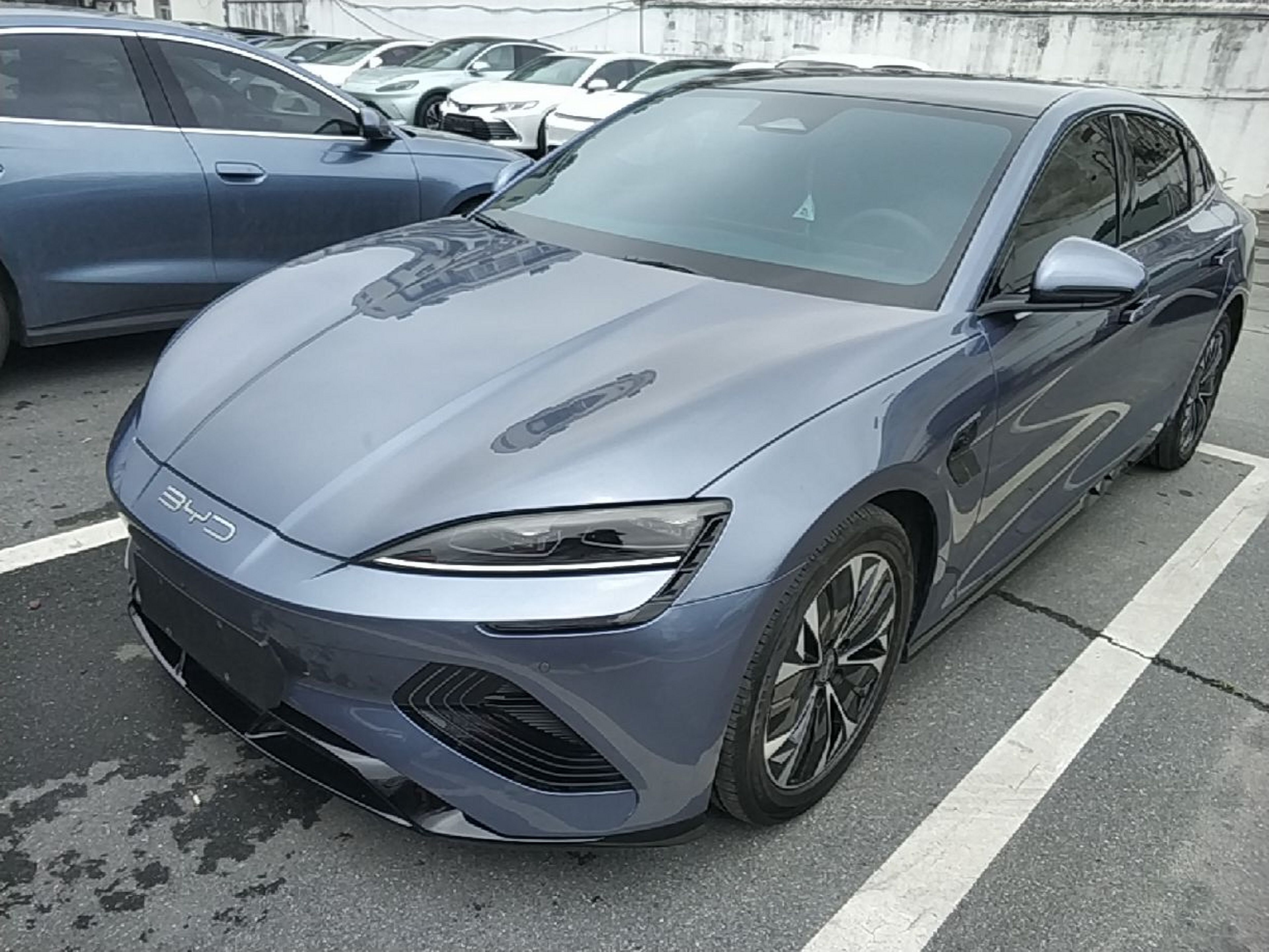 Под передней частью автомобиля
