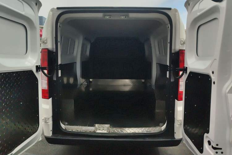 Used Ruichi EC75 2025 Intelligent Driving Ultra-Charging Version Pioneer II Type 50.1 kWh Trunk