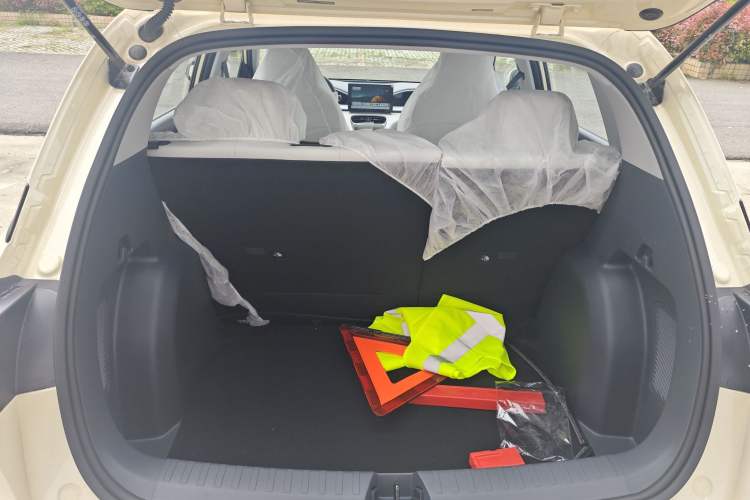 Used Geely Galaxy Geome 2026 Model 410km Carefree Edition Trunk