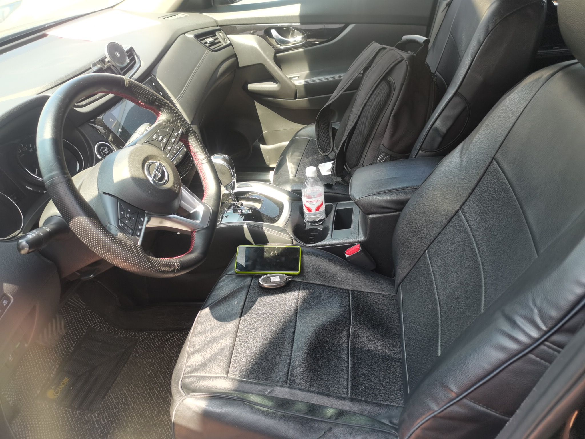 المقاعد الأمامية داخل السيارة