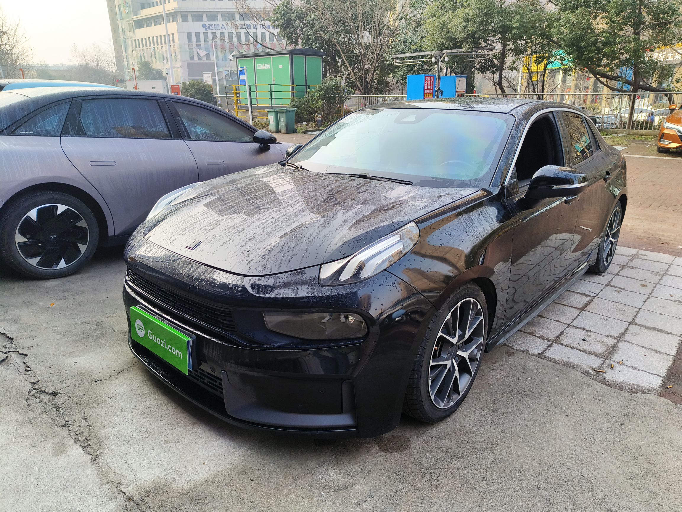 Под передней частью автомобиля