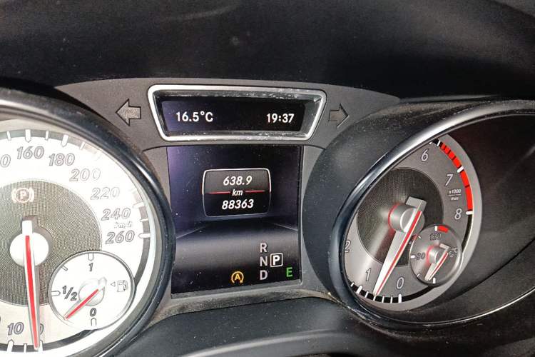 Used Mercedes-Benz GLA 2015 GLA 200 Fashion Model Odometer Close Up