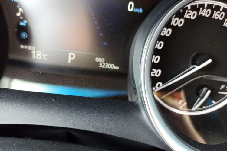 Used Toyota Camry 2018 2.0G Luxury Edition Odometer Close Up