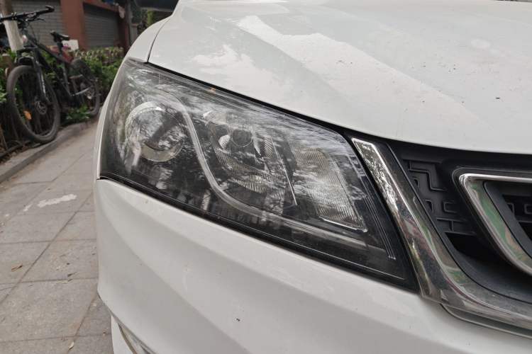 Used Geely Auto Emgrand 2017 Sedan Million Edition 1.5L CVT Upward Version Right Front Headlight