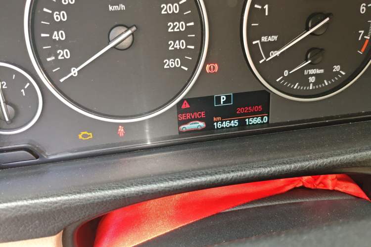 Used BMW 3 Series 2014 320Li Fashion Model Odometer Close Up