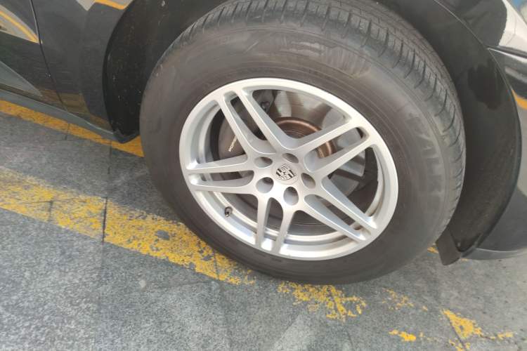 Used Porsche Macan 2018 Macan 2.0T Right Front Wheel Hub