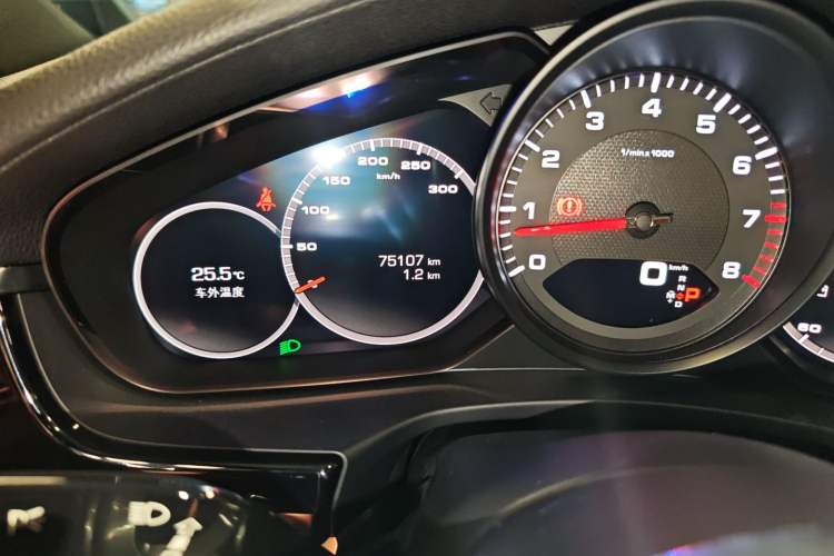 Used Porsche Panamera 2019 Panamera 2.9T Odometer Close Up