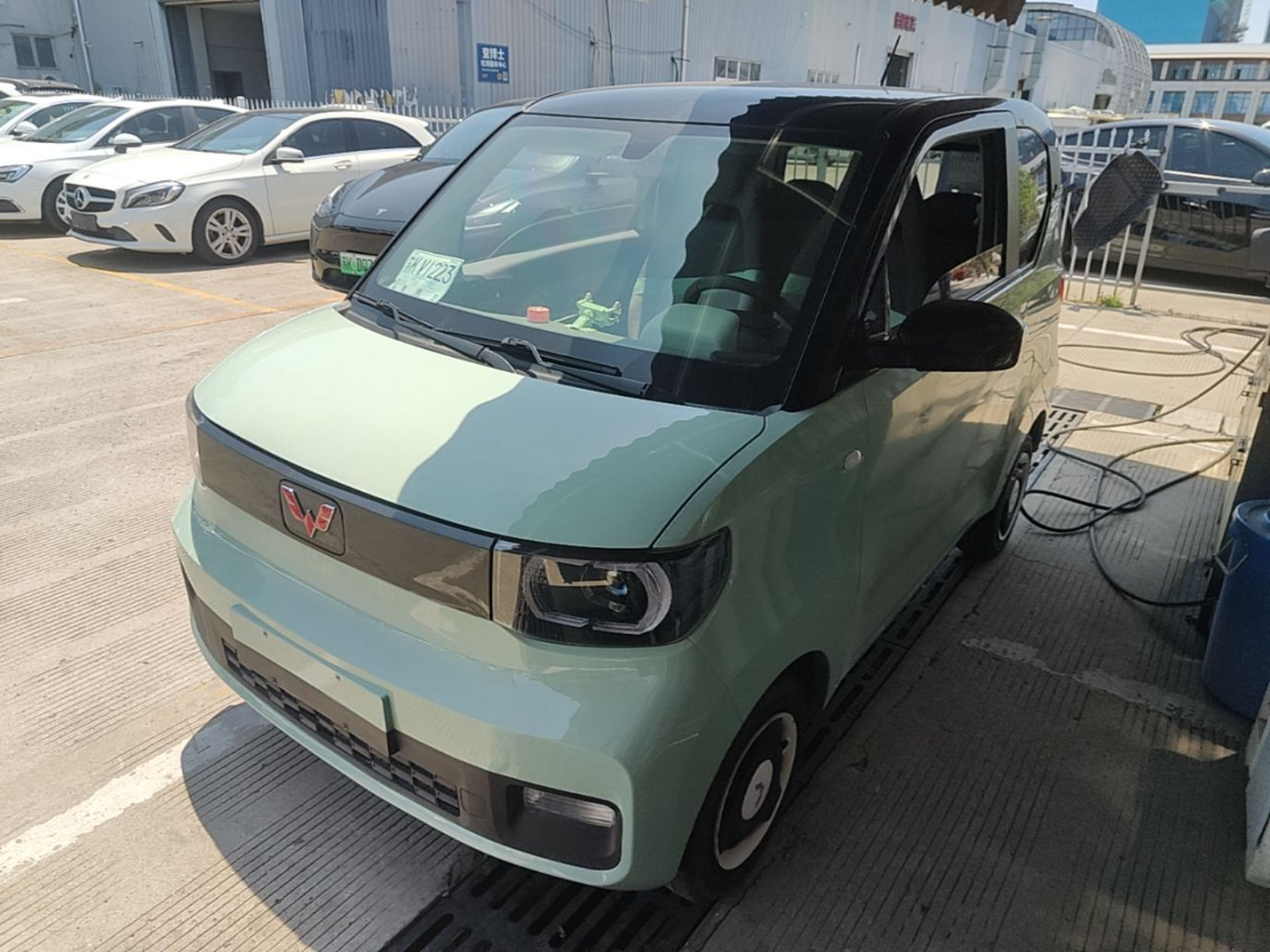 Под передней частью автомобиля