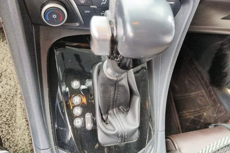 Used Haima V70 2016 1.5T Automatic "Comfort & Enjoyment" 6-Seater Gear Lever