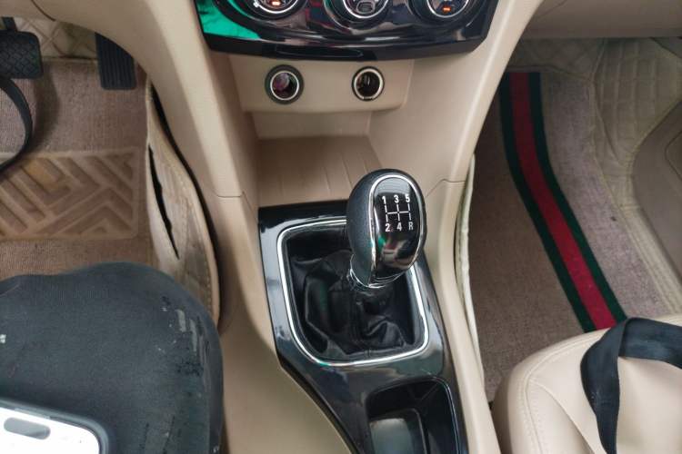 Used Baojun 730 2016 1.5L Manual Comfort Version 7 Seats China V Emission Standard Gear Lever