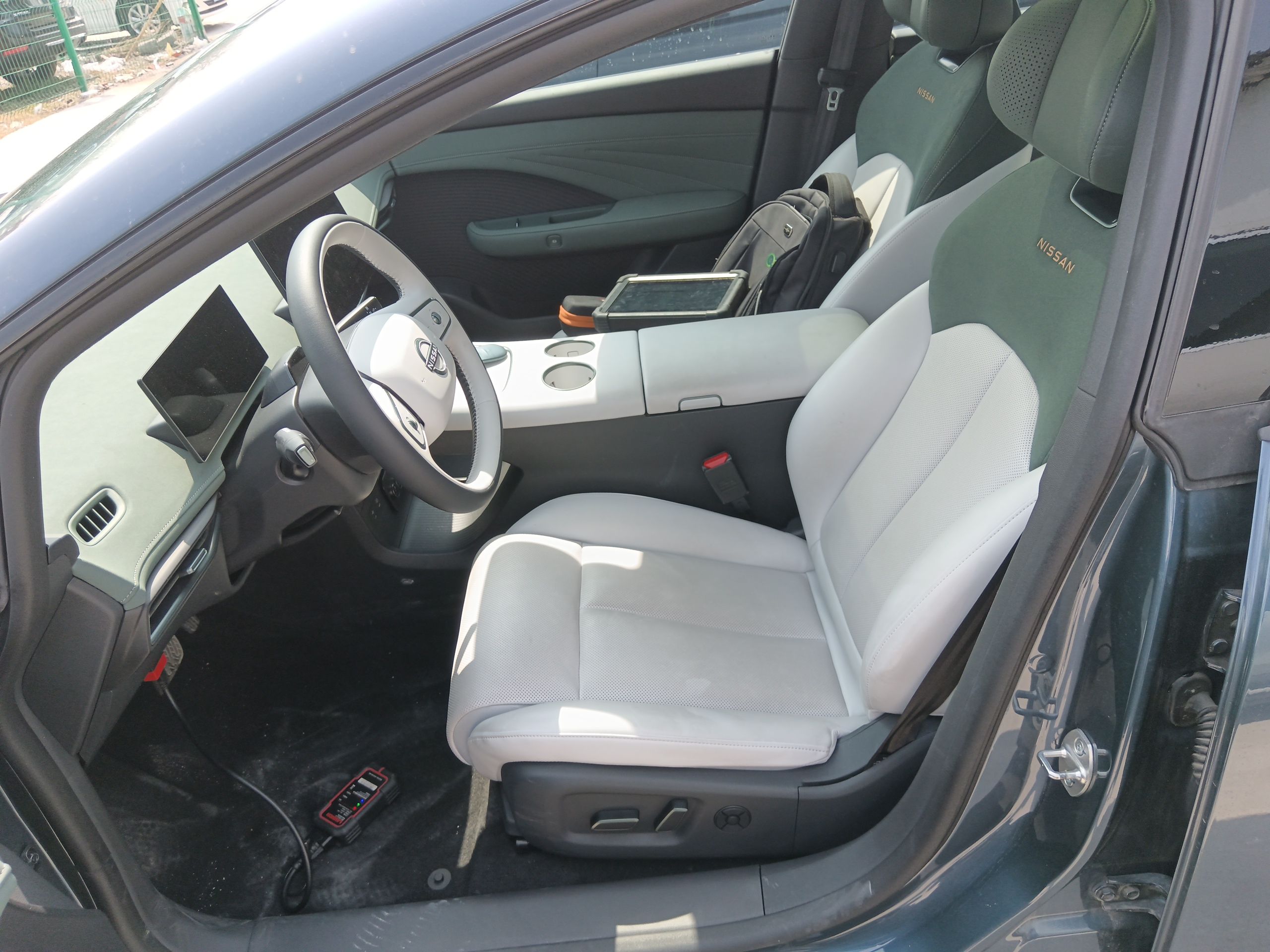 المقاعد الأمامية داخل السيارة