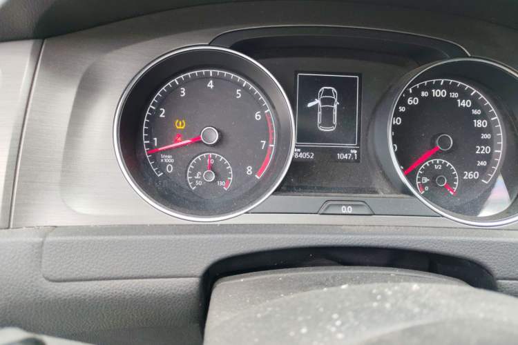 Used Volkswagen Golf 2014 1.4TSI Automatic Comfort Model Odometer Close Up