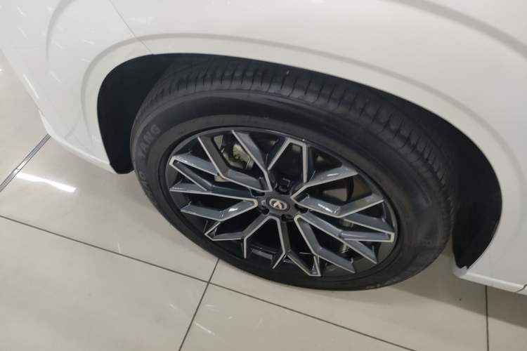 Used CHANGAN UNI-Z 2025 1.5T Luxury Version Left Front Wheel Hub