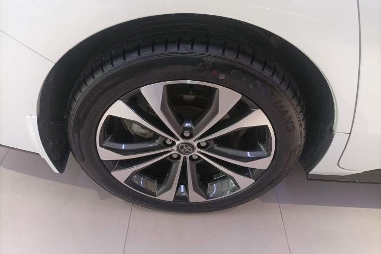 Used Toyota Granvia 2022 2.5L Hybrid Premium Edition
