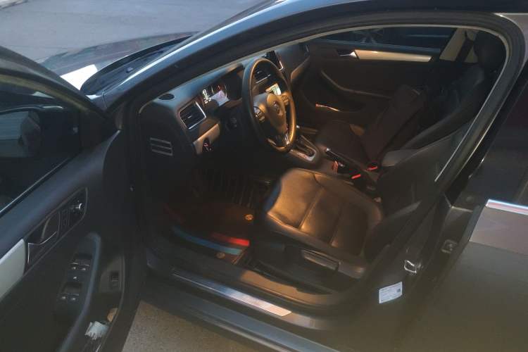 Used Volkswagen Sagitar 2014 1.4TSI Automatic Luxury Model Driver Seat