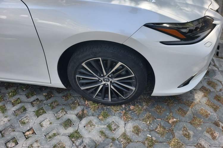 Used Lexus ES 2021 300h Deluxe Edition
