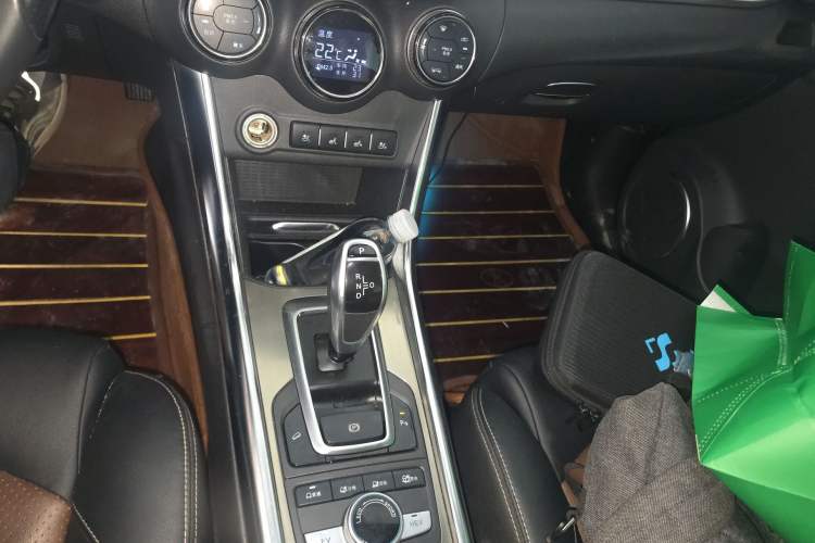 Used BYD Song New Energy 2017 Song DM 1.5TID All-Wheel Drive Luxury Model Gear Lever