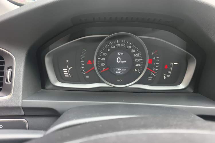 Used Volvo S60 2015 S60L 2.0T Zhiyuan Edition Odometer Close Up