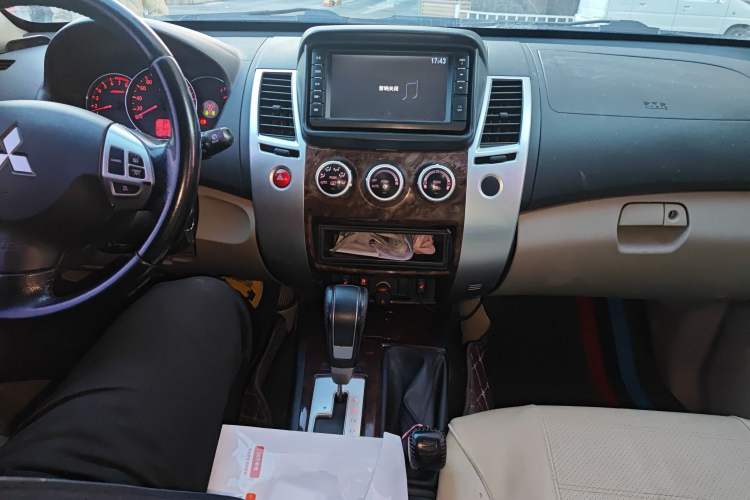 Used Mitsubishi Pajero Sport 2013 3.0L Automatic 4x4 Flagship Edition Audio And AC Panel