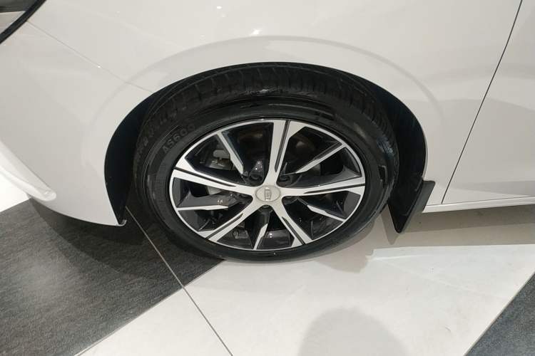 Used Geely Auto Emgrand 2022 4th Generation 1.5L CVT Flagship Model Left Front Wheel Hub