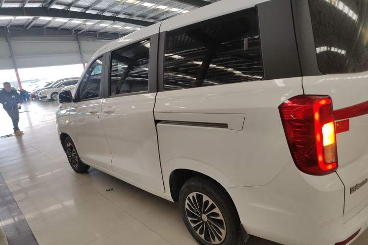 Used Dongfeng Fengon 380 2022 1.5L Comfort-Class Passenger Vehicle (Steel Spring) with 7 Seats
