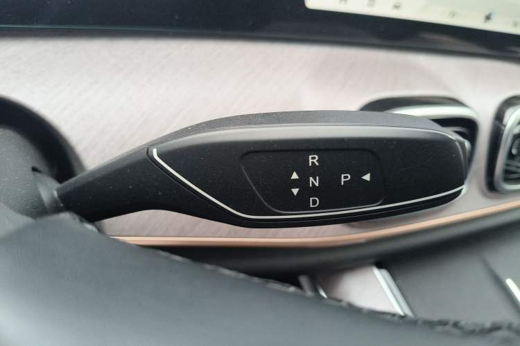 Used Chery Tiggo 9 2025 2.0T Automatic Two-Wheel Drive Luxury Edition 5 Seats Gear Lever