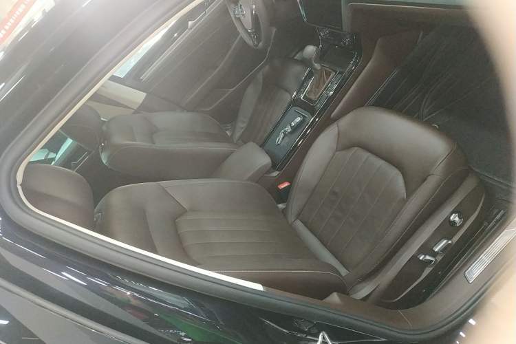 Used Volkswagen Phideon 2021 380TSI Luxury Edition Right Front Seat