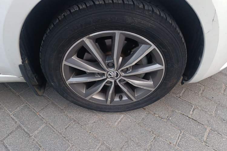 Used Skoda Octavia 2017 1.6L Automatic Chuanxing Edition Right Front Wheel Hub