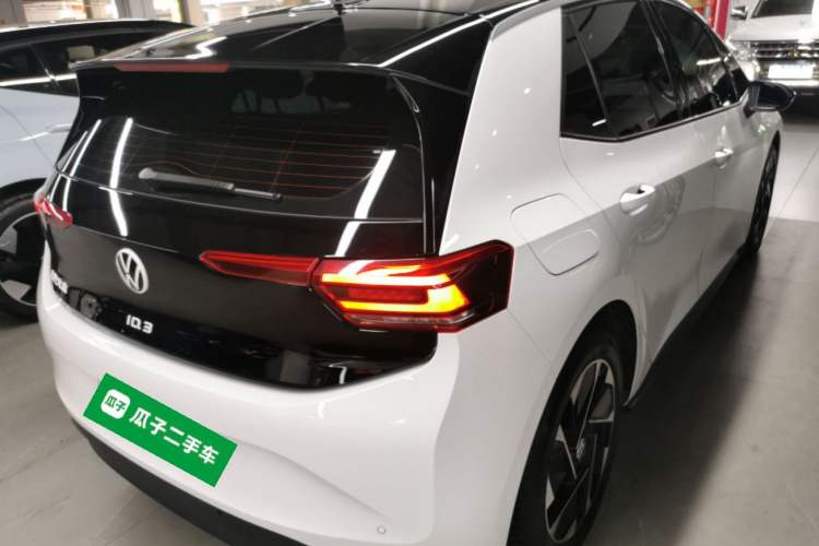 Used Volkswagen ID.3 2025 Smart Model Outstanding Oxygen Edition Rear Right 45 Deg