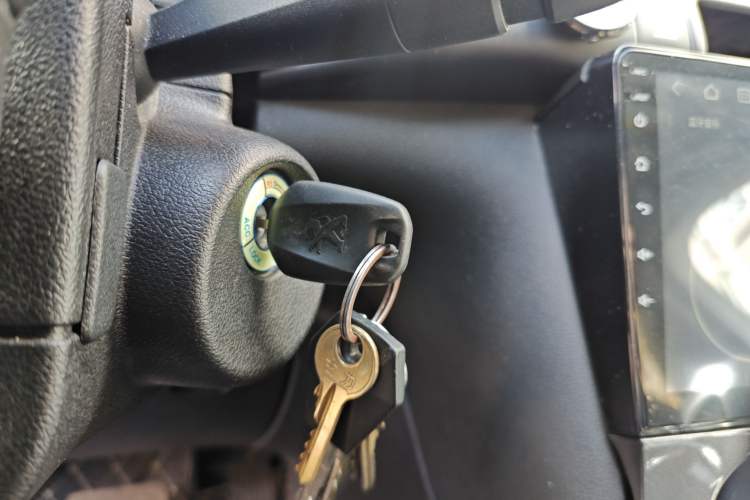 Used Peugeot 3008 2016 1.6THP Automatic Classic Edition Vehicle Key