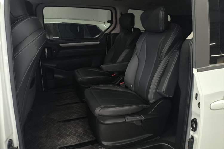 Used SAIC MAXUS G10 2023 Facelift 2.0L Manual Multi-Function Version Gasoline 7-Seater