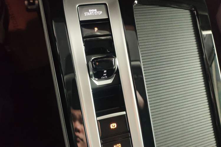 Used Volkswagen Tavendor 2024 380TSI All-Wheel Drive R-Line Cruise Edition Gear Lever