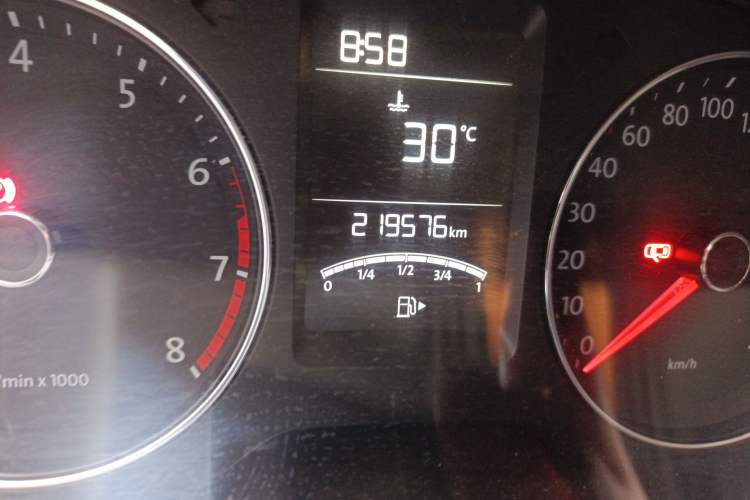 Used Volkswagen Lavida 2013 Revised Version 1.4 TSI Manual Comfort Edition Odometer Close Up